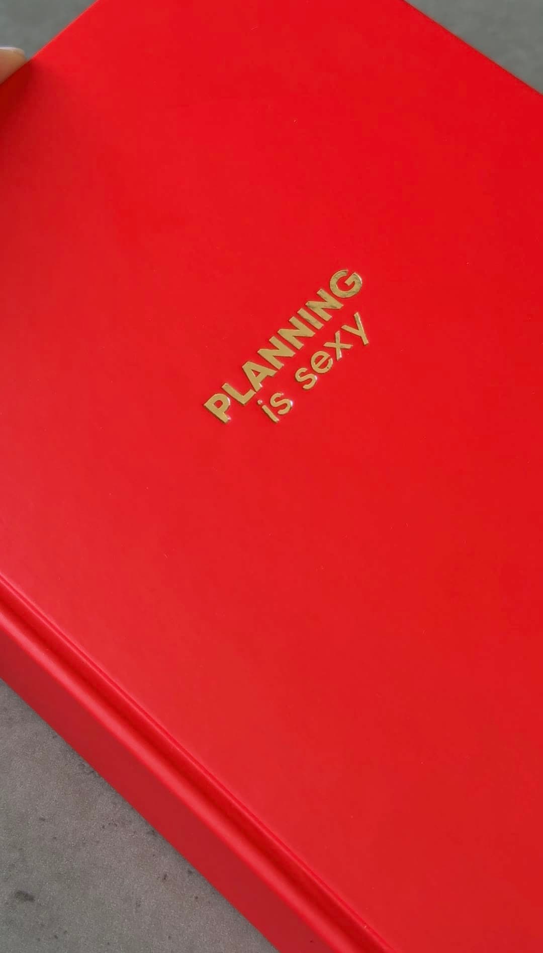 Червона обкладинка з тисненням золотом «Planning is sexy»
