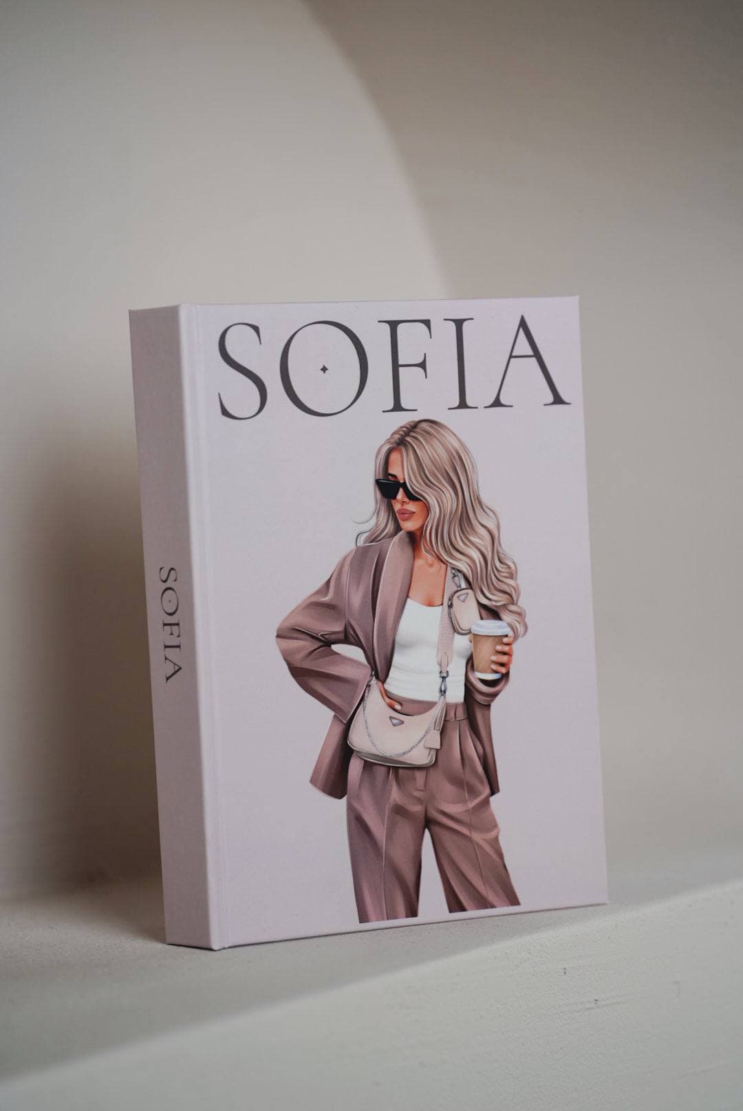 Білий блокнот з іменем SOFIA та ілюстрацією дівчини в бежевому костюмі